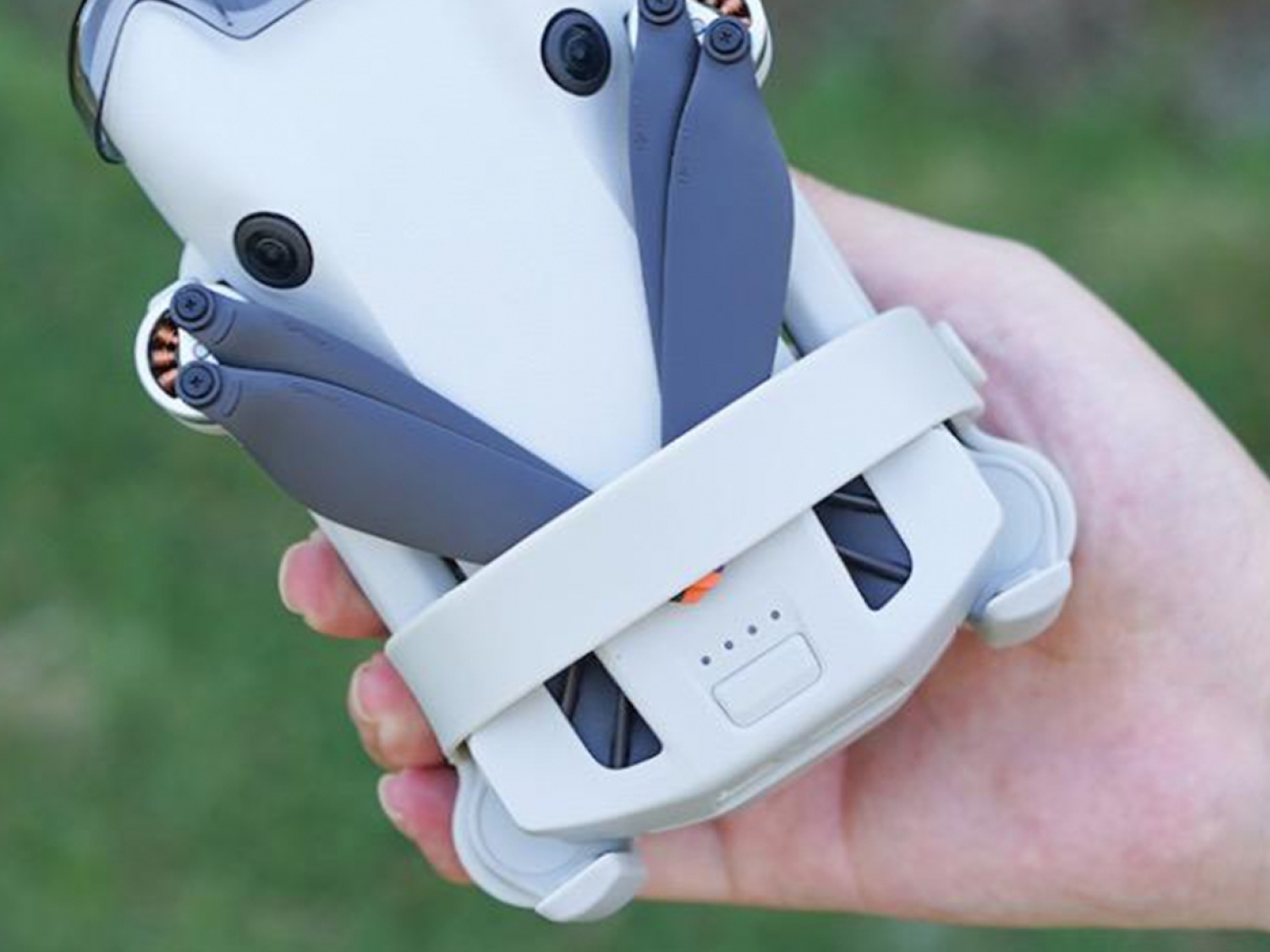 Šedý držák vrtulí na dron DJI Mini 4 Pro