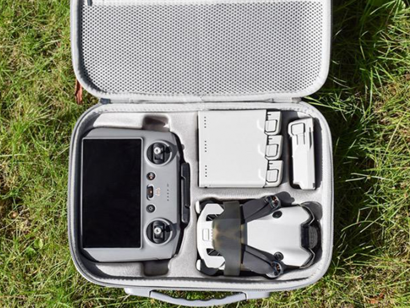 Světle šedé pouzdro na dron DJI Mini 4 Pro