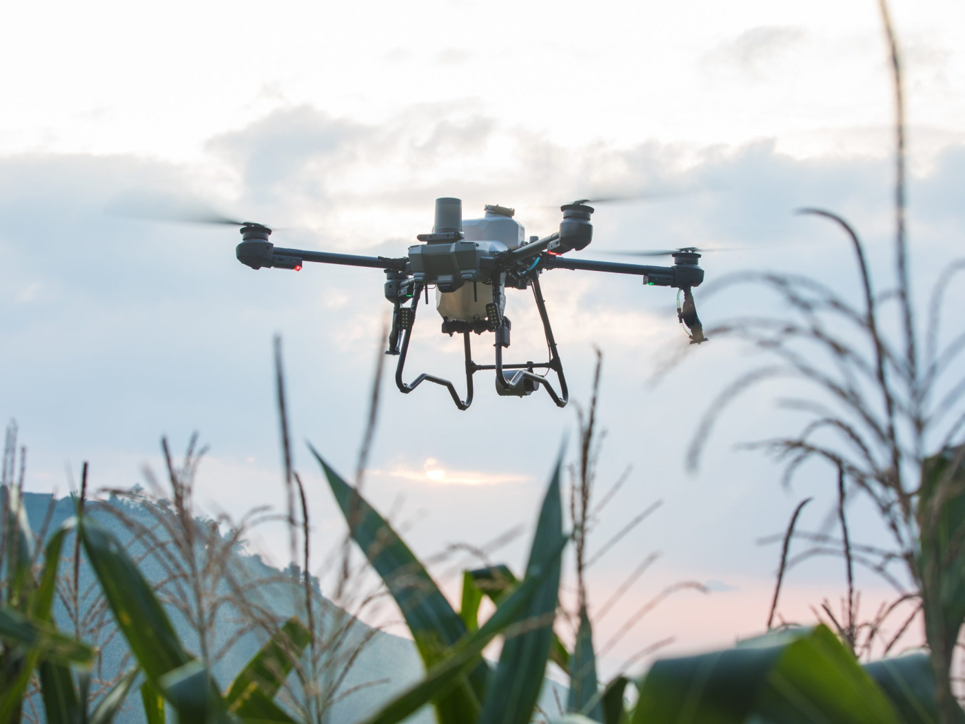 DJI Agaras T25P postřík v akci DRONPRO.jpg