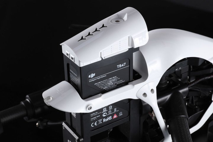 DJI Inspire 1 inteligentní baterie TB47 (4500 mAh) - vložení do dronu