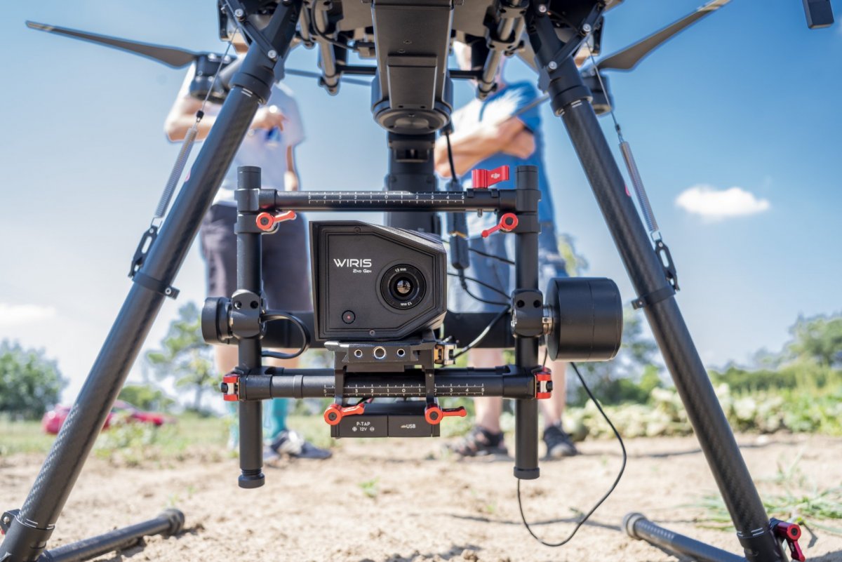 Bezpilotní letadlo a termokamera pro dron