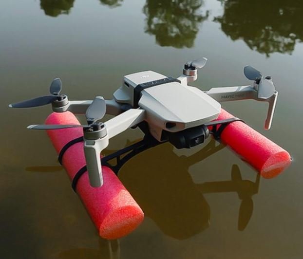 Plovoucí přistávací podvozek na dron DJI Mavic Mini na vodě