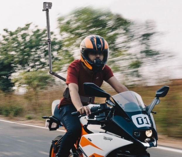 Bederní pás + selfie tyč na kameru Insta360 ONE R na motorce