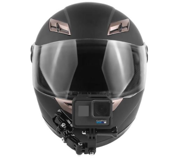 Držák akční kamery na helmu nainstalovaný