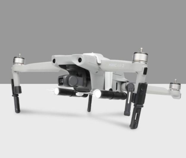 Zvýšené přistávací nohy a LED světla na dron DJI Mavic Air 2 ze strany