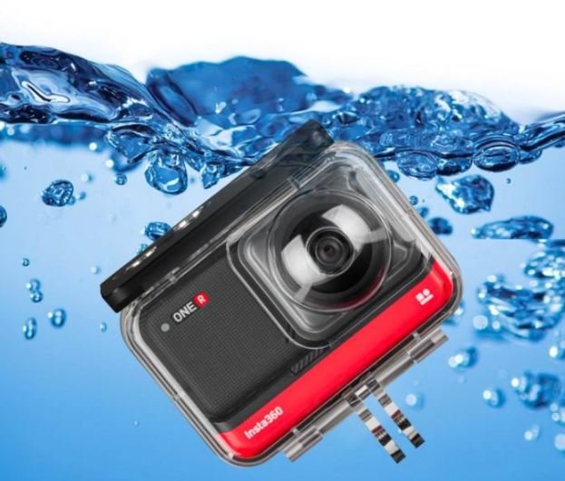 Podvodní kryt na kameru Insta360 ONE R - 360° Modul s duálním objektivem ve vodě