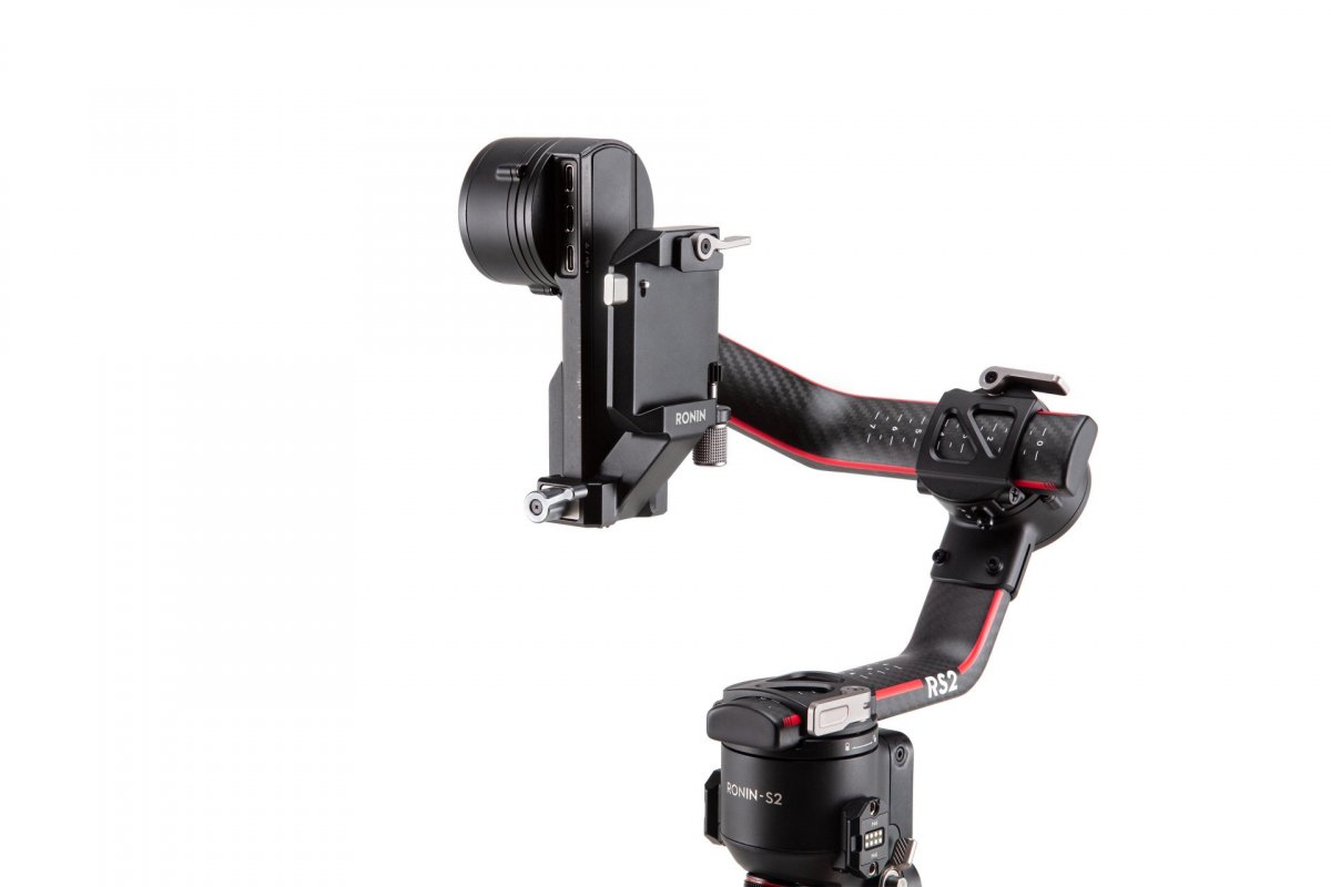 DJI RS 2 vertikální držák kamery nasazený