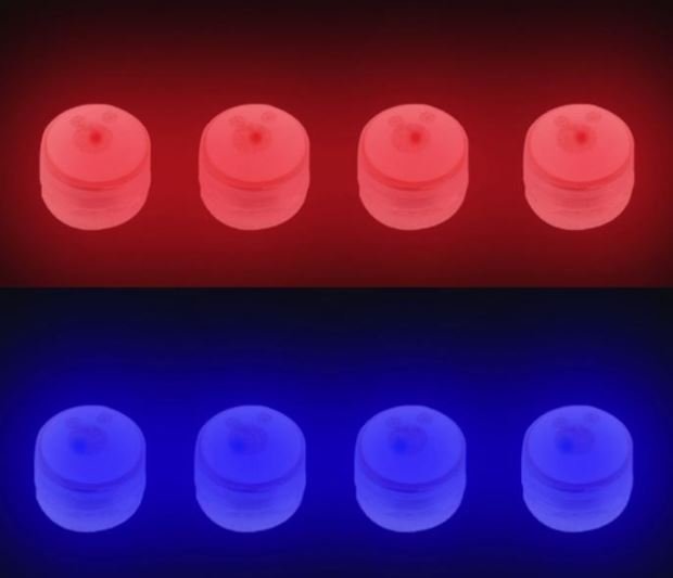 Sada blikajícíh LED světel na DJI Mavic series (modrá a červená) ve tmě