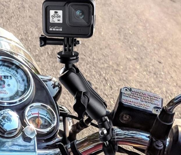 Držák akční kamery na motorku (typ 3) nasazený