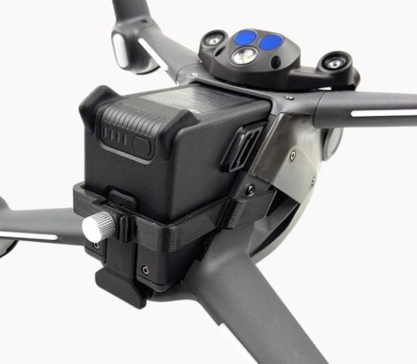 Pojistka baterie na DJI FPV závodní dron zezadu