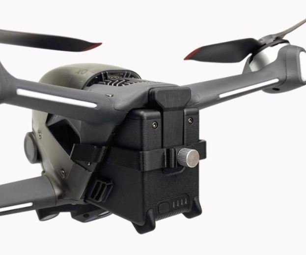 Pojistka baterie na DJI FPV závodní dron nasazená