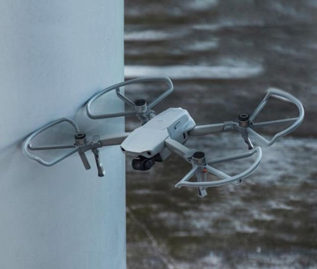 Ochranné oblouky a zvýšené přistávací nohy na dron nasazené