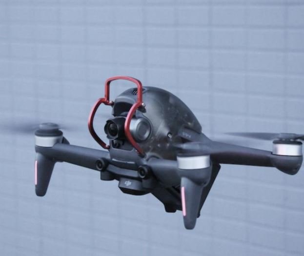 Přední nárazník na DJI FPV závodní dron nasazený