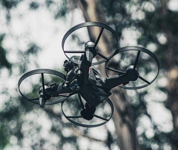 360° ochranné oblouky na DJI FPV závodní dron v praxi
