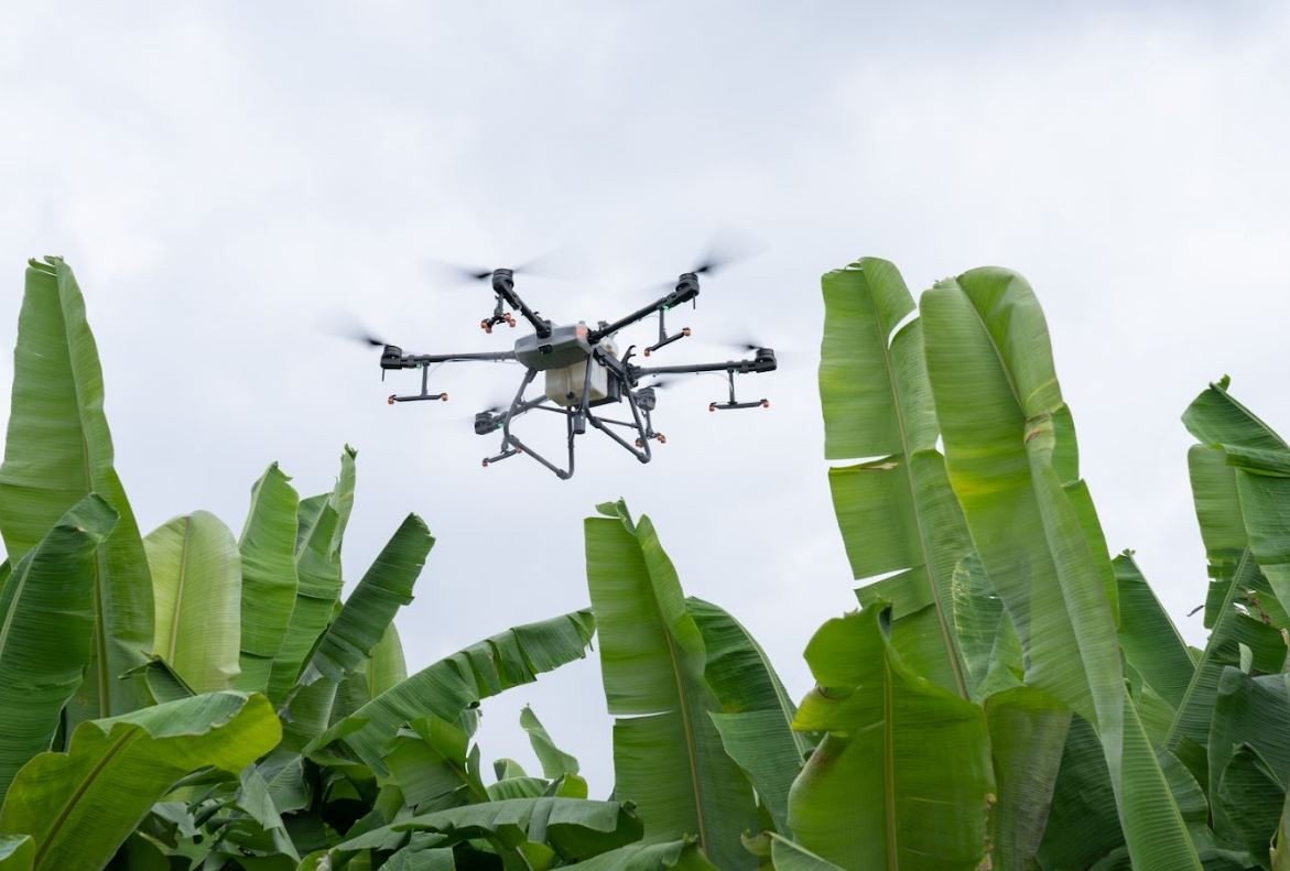 Dron pro zemědělství DJI Agras T30 za letu