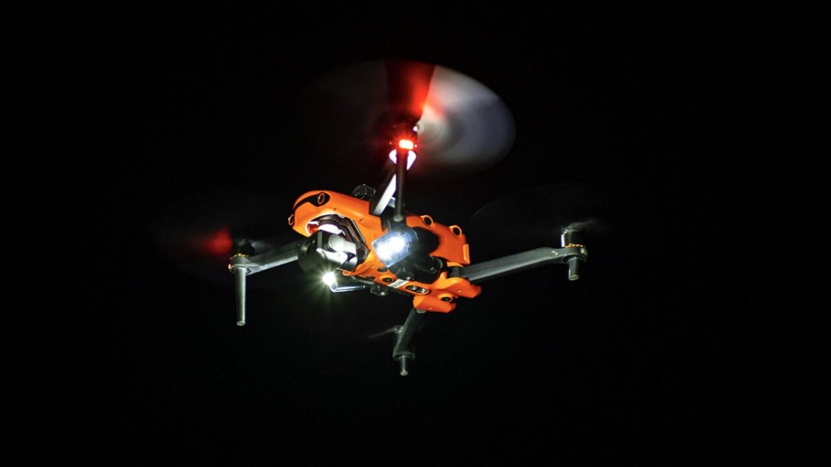 Dron Autel EVO II DUAL 640T s termální kamerou během letu v noci