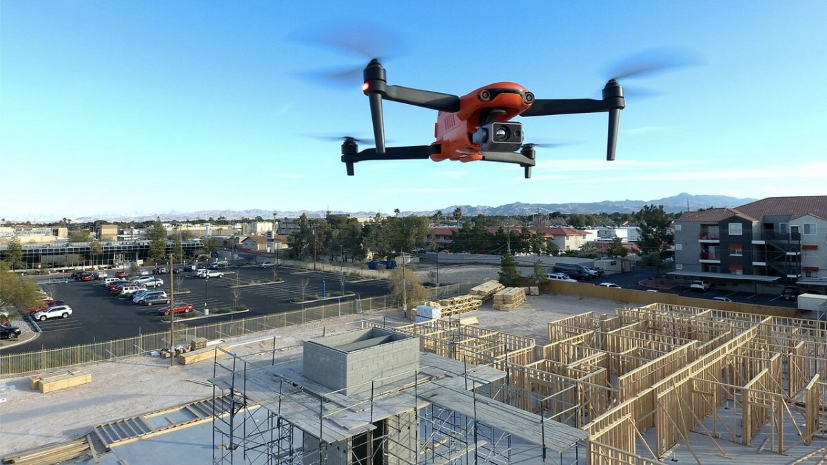 Dron Autel EVO II DUAL 640T s termální kamerou za letu
