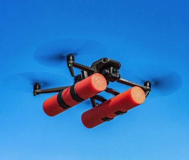 Plovoucí přistávací podvozek na dron DJI Mavic 3 během letu