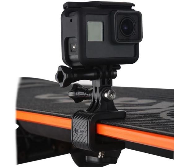 Držák akční kamery na skateboard nasazený