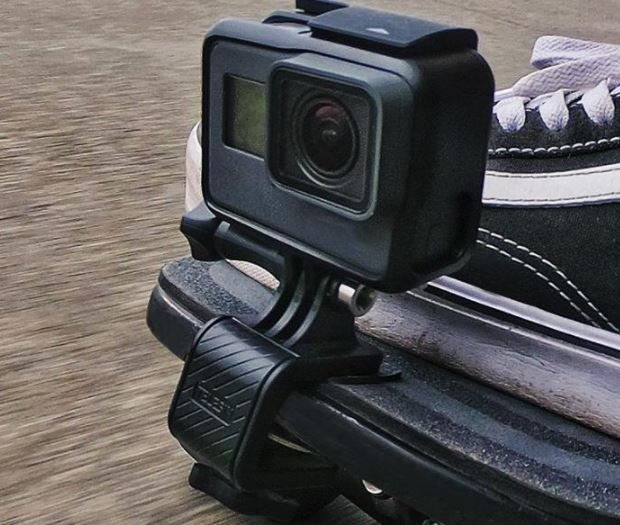 Držák akční kamery na skateboard zepředu