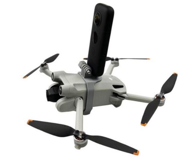 Adaptér pro připevnění akční kamery na dron DJI Mini 3 Pro nasazený 