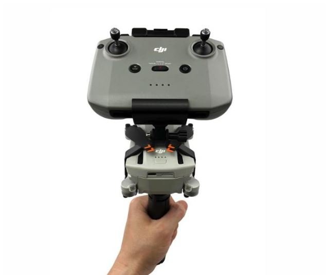 Rukojeť pro ruční natáčení s dronem DJI Mini 3 Pro a dálkovým ovladačem zezadu