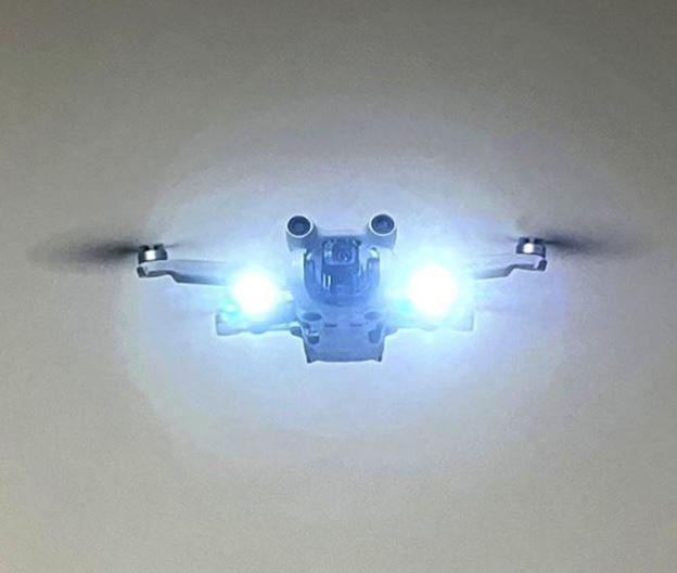 Boční LED světla na dron DJI Mini 3 Pro ve tmě