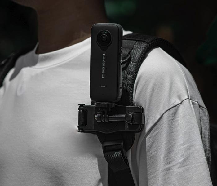 Klip na batoh pro akční kameru nasazený