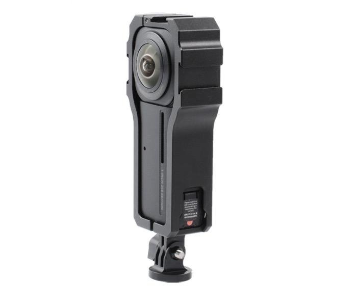 Rám pro připojení dalšího příslušenství na kameru Insta360 ONE RS 1-Inch 360 nasazený