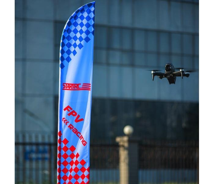 Závodní brána pro FPV drony (typ 2) s dronem