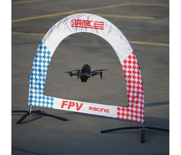Závodní brána pro FPV drony (typ 1) s dronem