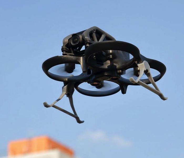Zvýšené přistávací nohy na dron DJI Avata ve vzduchu
