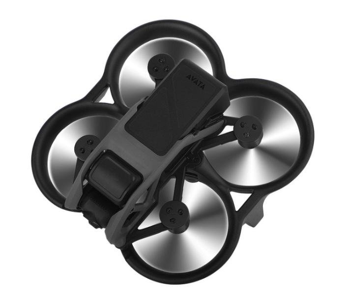 Černé CNC kryty na motory dronu DJI Avata nasazené