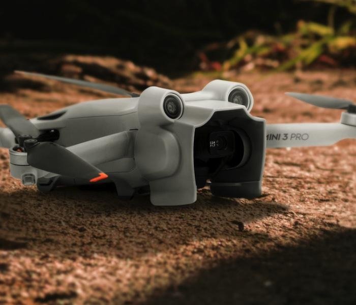 Šedá sluneční clona na dron DJI Mini 3 Pro ze strany