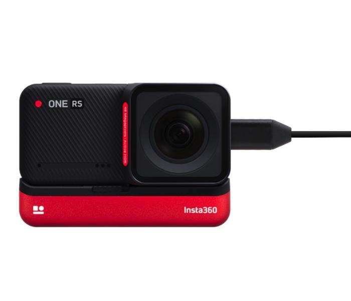 Externí mikrofon pro kameru Insta360 ONE RS připojený