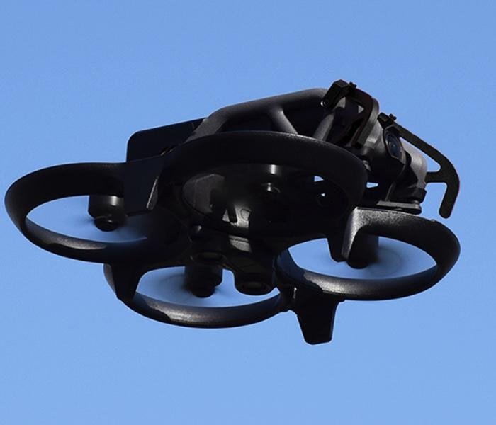 Černý CNC nárazník na dron DJI Avata v praxi