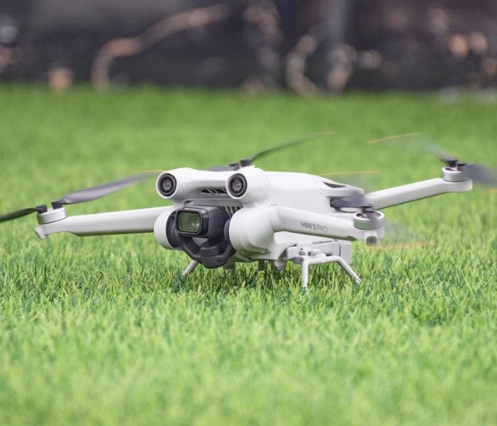 Skládací podvozek na dron DJI Mini 3 při přistání