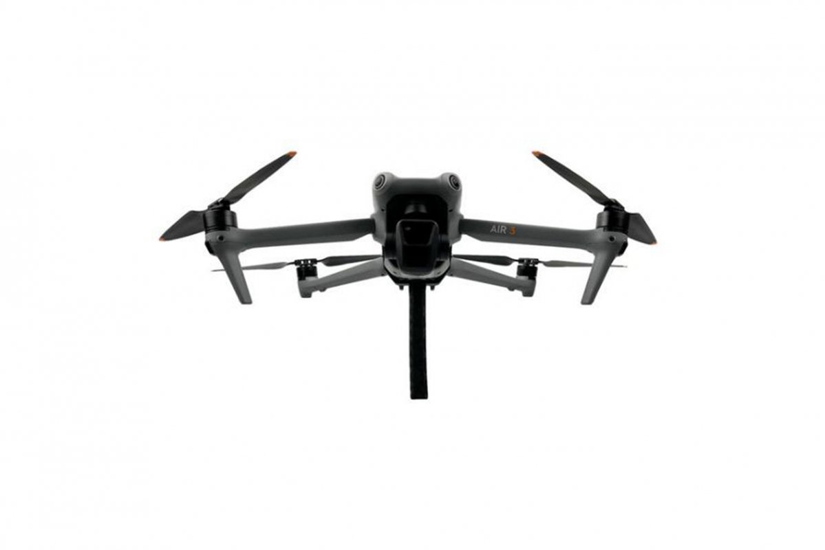 Rukojeť pro ruční natáčení s dronem DJI Air 3 nasazená