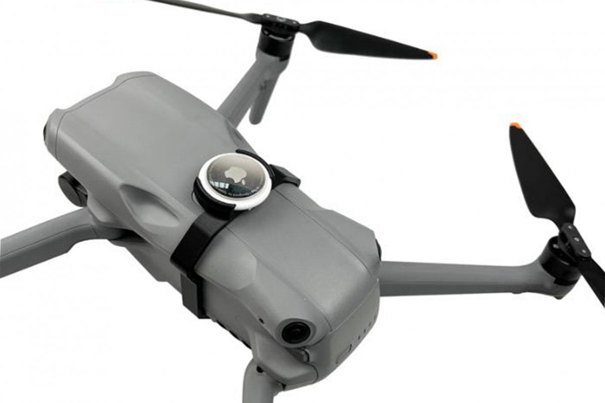 Držák AirTag lokátoru na dron DJI Air 3 nasazený