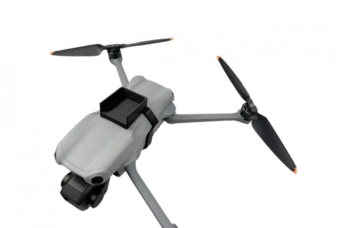 Držák GPS lokátoru na dron DJI Air 3 nasazený