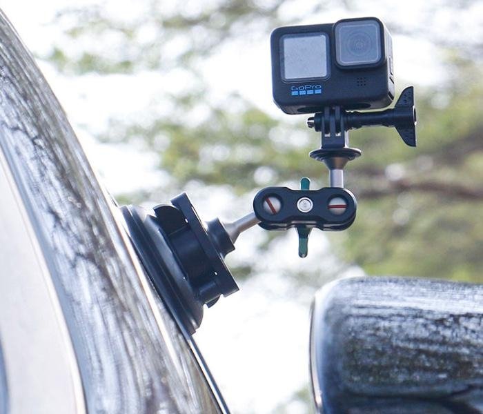 Držák akční kamery s přísavkou na autě