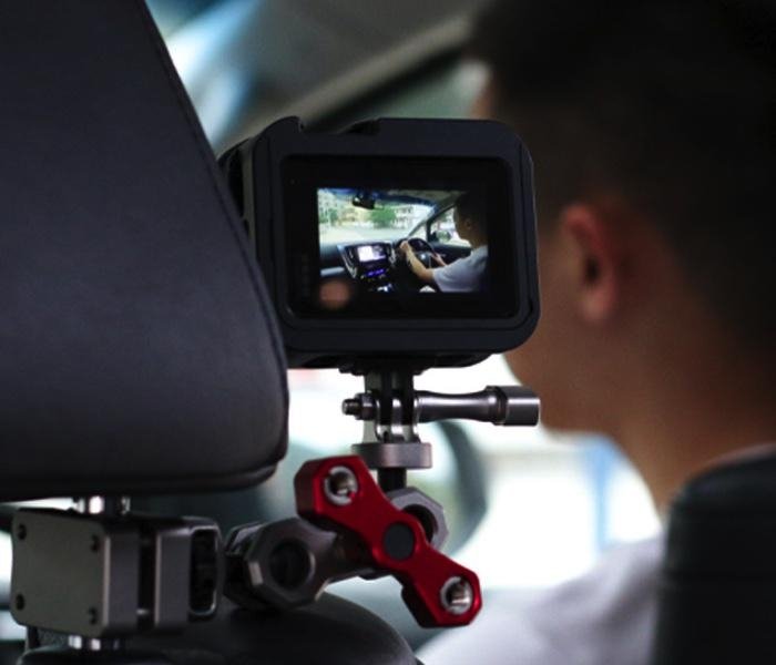Držák akční kamery na autosedačku nasazený