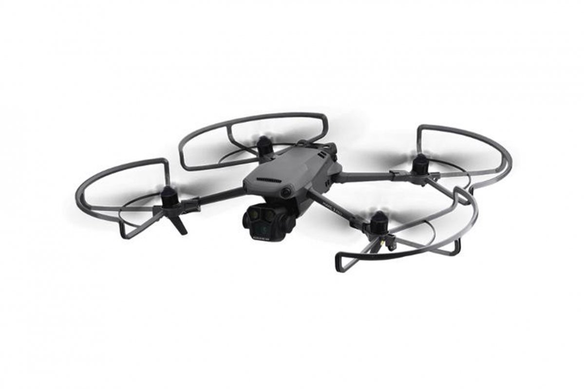 Ochranné oblouky na dron DJI Mavic 3 během letu