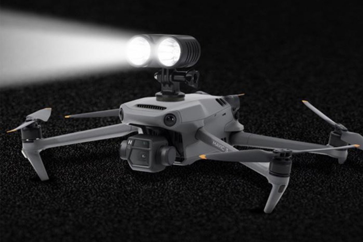 LED světlomet na dron DJI Mavic 3 nasazené