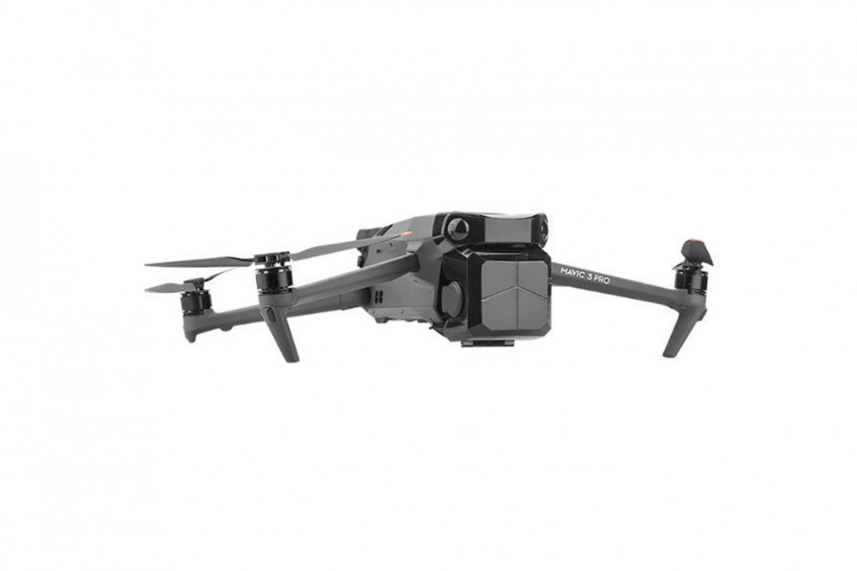 Kryt kamery a předních senzorů na dron DJI Mavic 3 Pro nasazený