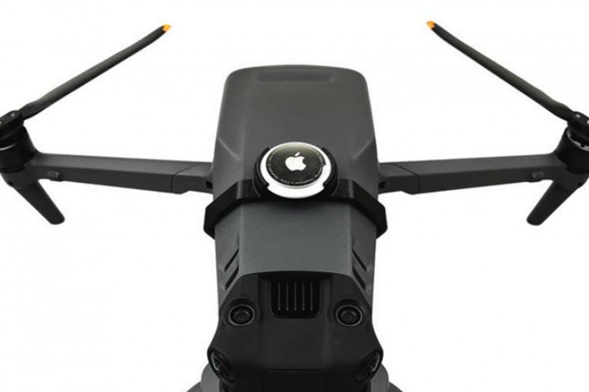 Držák AirTag lokátoru na dron DJI Mavic 3  Mavic 3 Classic nasazený