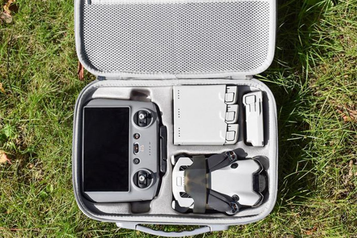 Světle šedé pouzdro na dron DJI Mini 4 Pro vnitřek shora