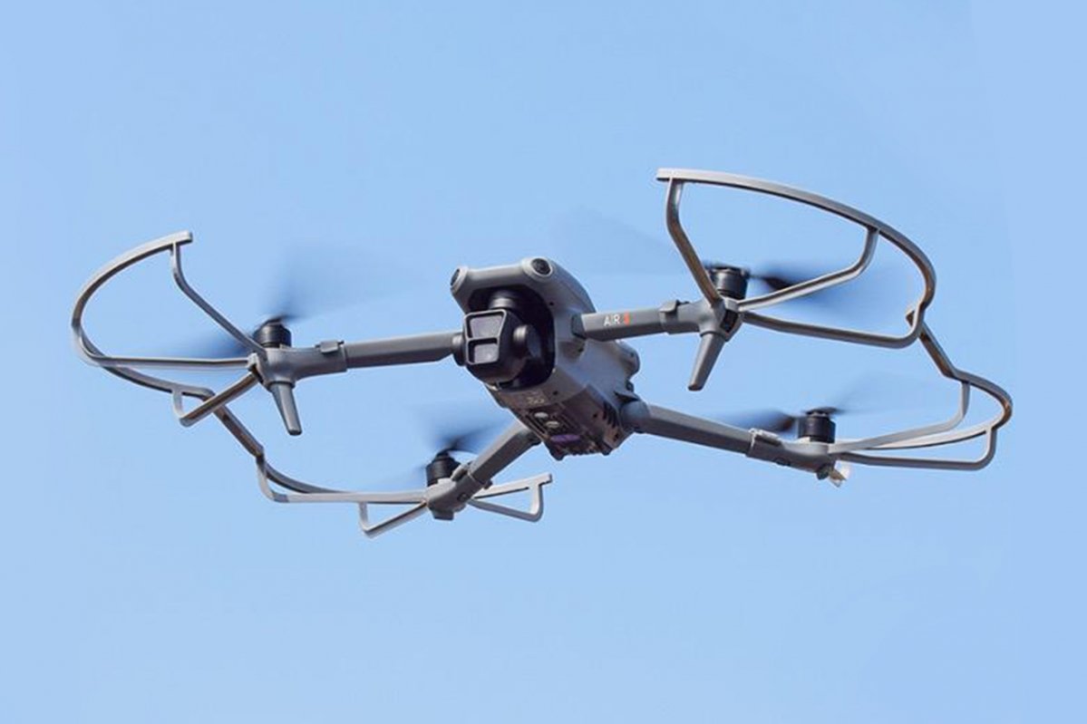 Ochranné oblouky na dron DJI Air 3 během letu