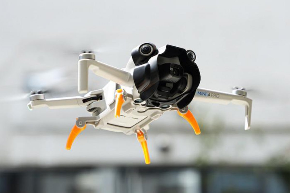 Černá sluneční clona na objektiv dronu DJI Mini 4 Pro nasazená