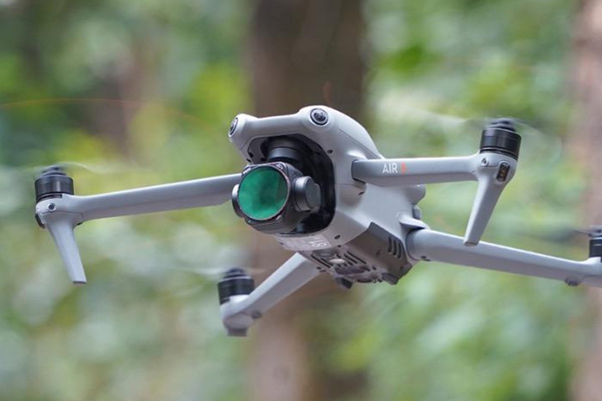 Filtr VND 2-5 stop na dron DJI Air 3 z boku